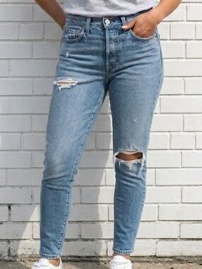 Levi’s 501 Skinny Premium NWOT W28 L28 Distressed Light Wash Jeans